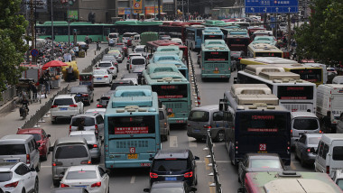 Tragedie în China: 13 morți într-un accident între microbuz și camion în Henan