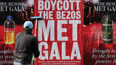 New York, război contra lui Bezos: Afișe anti-Met Gala 2026 umplu orașul