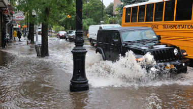 Inundații devastatoare în New York: străzi și metrou sub ape, mii fără curent