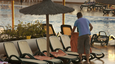 Hotelurile se luptă pentru clienți: strategii în „războiul prosoapelor” pe litoral