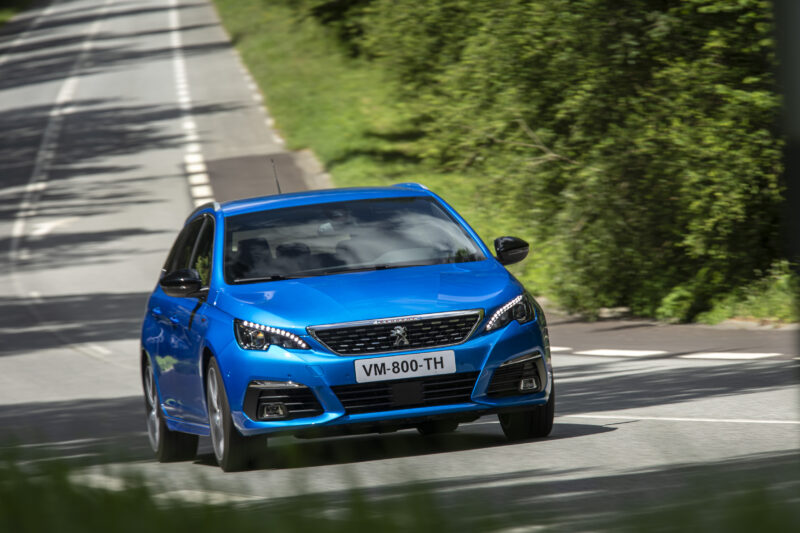 Renault și Stellantis concediază: Industria auto se reconfigurează rapid