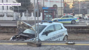 Mașină de poliție implicată într-un accident în București: Autospeciala pe linia de tramvai