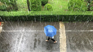 Alerte meteo: ploi, vijelii și vânt puternic în România, Bucureștiul sub cod galben