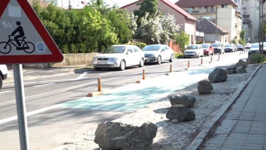 Primăria, amendată cu 100.000 de lei pentru bolovani pe spații verzi