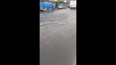 Slatina sub apă: străzi inundate după ploile torențiale, furtuna se prelungește