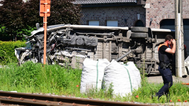 Ciocnire devastatoare în Belgia: tren regional și microbuz școlar în accident