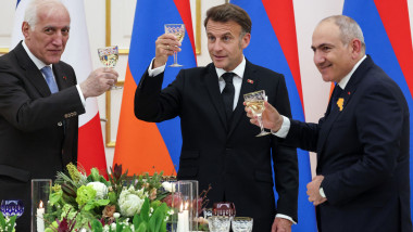 Macron și premierul Armeniei, un duet viral cu Aznavour