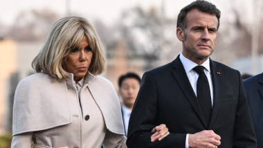 Incidentul cu Brigitte Macron pe scara avionului: ce a declanșat gestul ei către Emmanuel Macron