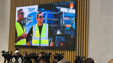 PSD Surpriza pentru Bolojan la Suceava: Premierul, întâmpinat cu pozele lui Grindeanu