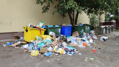 Stare de alertă în Bacău: 65 de localităţi fără servicii de salubrizare