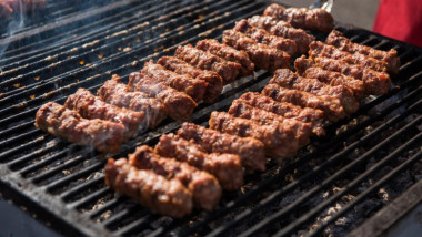 Aglomerație în Piața Obor: cozi lungi pentru mici de 1 Mai, prețuri mari