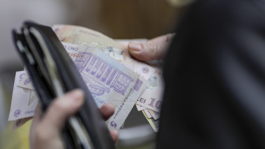 Banii pentru creșterea copilului ajung pe carduri și prin poștă de mâine