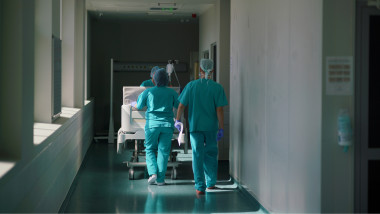 Fibrom uterin imens: O pacientă își povestește experiența cu o abordare umană