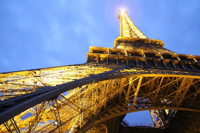 Fragment din scara Turnului Eiffel, vândut la aproape jumătate de milion de dolari