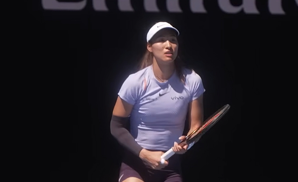 Zheng Qinwen, campioana olimpică, eliminată surprinzător în turul întâi la Roland Garros