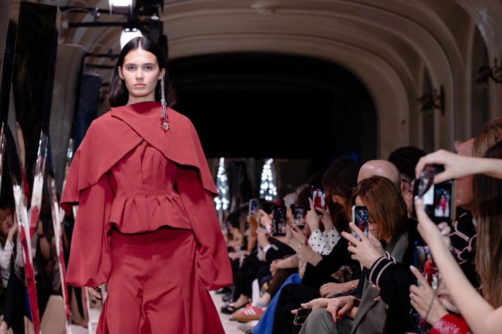 Moda viitorului: Romanian Fashion Week prezintă colecții cyberpunk și estetici post-apocaliptice