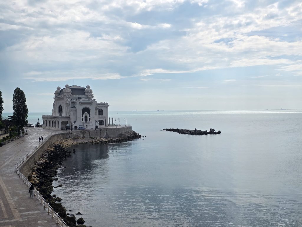 Marea Neagră strălucește în turcoaz: algele microscopice explică fenomenul