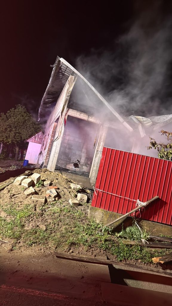 Incendiu în Galați după ce un fulger a lovit o casă: acoperiș și bunuri distruse