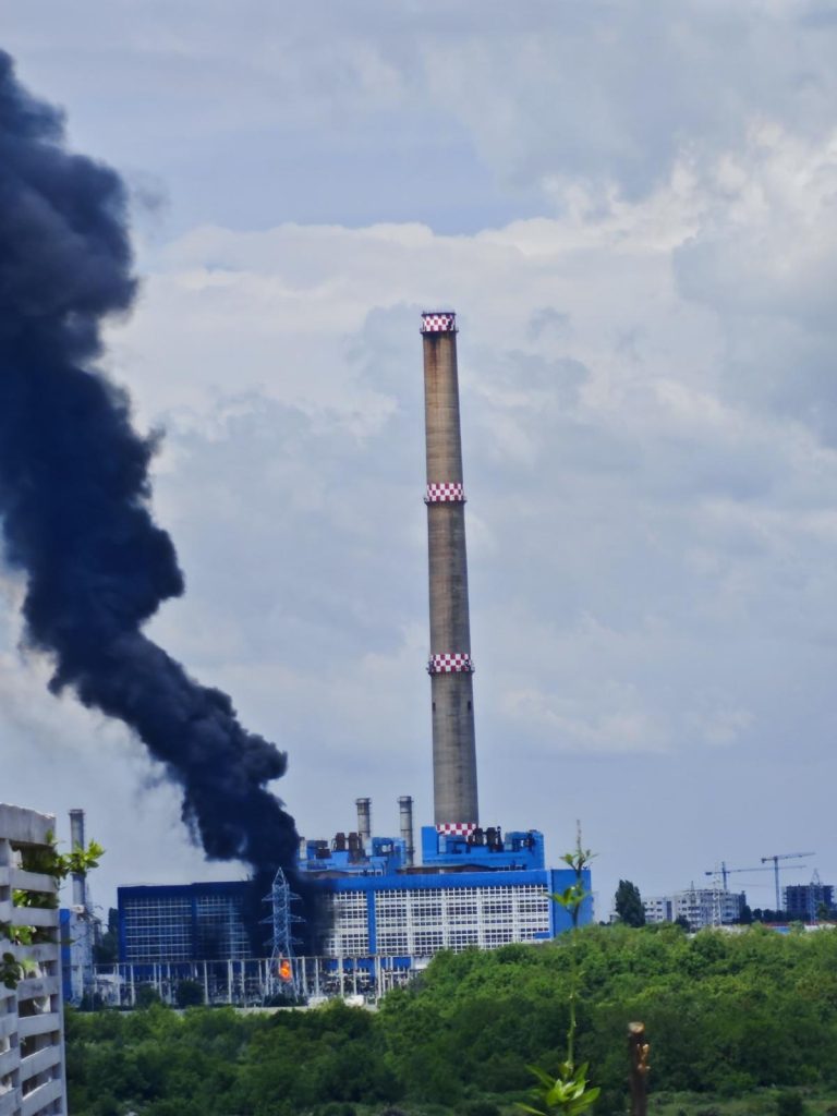 Incendiu masiv la CET Vest București, fum vizibil de la distanță; mesaj RO-Alert emis
