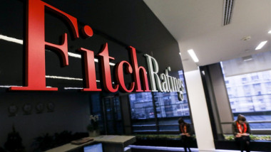 Fitch: România reduce deficitul, dar vine testul continuității fiscale
