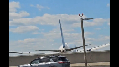 Avion United Airlines lovește un camion pe aeroport lângă New York înainte de aterizare