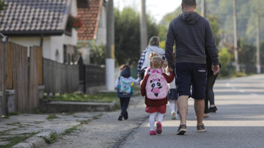 Alocația pentru copii se divide în două: mai mulți bani, dar condiționați de școală