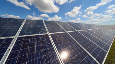 România vinde energie ieftină în Bulgaria și o reimportă de 7 ori mai scump