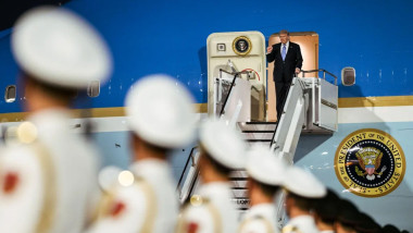 Echipa lui Trump aruncă totul: telefoane, ecusoane și cadouri din China
