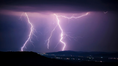 Alertă meteo: Cod galben de furtuni și ploi torențiale în 17 județe până la 22:00