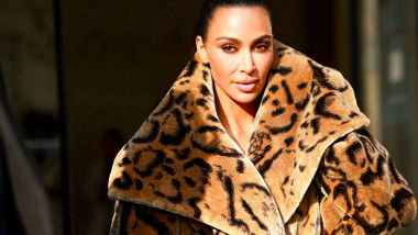 Kim Kardashian reclamă „hoții bunici” care i-au furat bijuterii de 9 milioane de euro la Paris, cere despăgubiri de 1 euro
