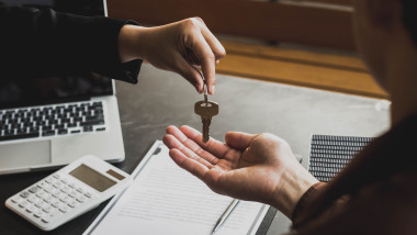 Ce se întâmplă dacă închiriezi o locuință fără să fi plătit creditul? Avocații explică riscurile pentru proprietari