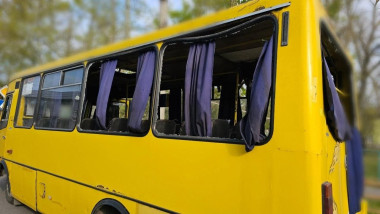 Atac rusesc cu dronă lovește un microbuz în Herson, condamnă Zelenski