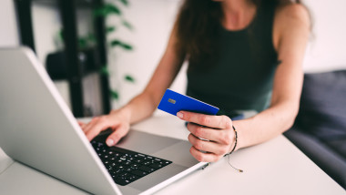Atenție la taxele ascunse și recenziile false pe care le poți întâlni în vacanță