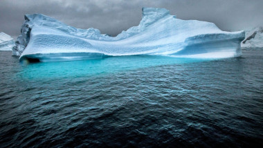 Apa caldă din oceane accelerează topirea gheții sub Antarctică