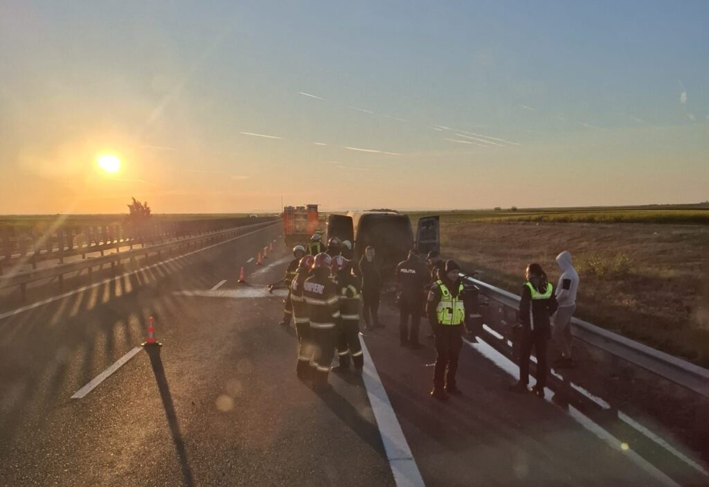 Incendiu pe A1 lângă Pecica: o autoutilitară a ars dimineață