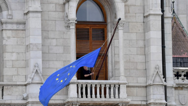 Steagul UE înapoi la Parlamentul Ungar după 12 ani, FIDESZ refuză aplauze