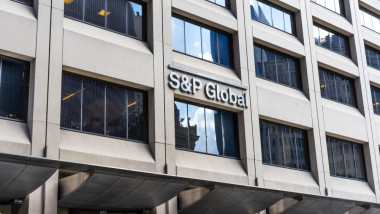 România evită retrogradarea, dar S&P avertizează: Risc de scădere a ratingului