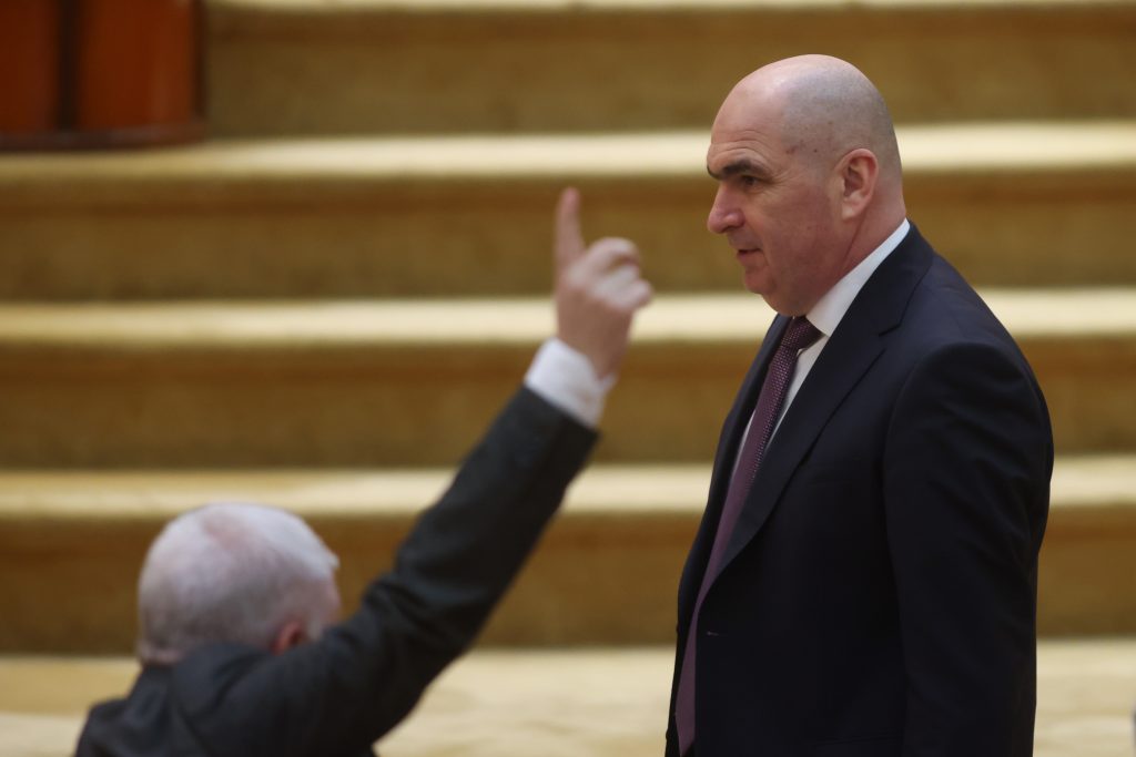 Moțiunea anti-Bolojan: Premierul huiduit, dezbatere decisivă în Parlament