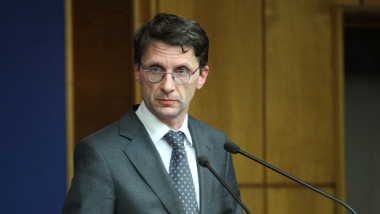 Euro scade ușor după recorduri, avertisment de la BNR: tensiuni valutare persistă