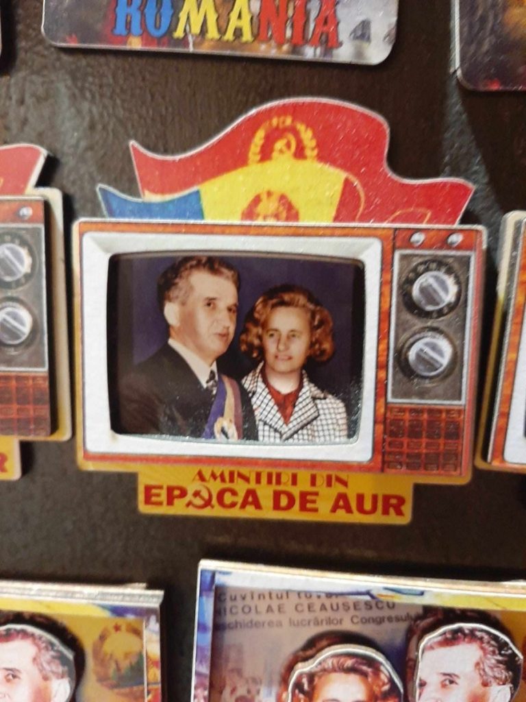 Soții Ceaușescu, comemorati la unitatea militară; vizitatorii văd și avionul de hârtie al lui Stănculescu