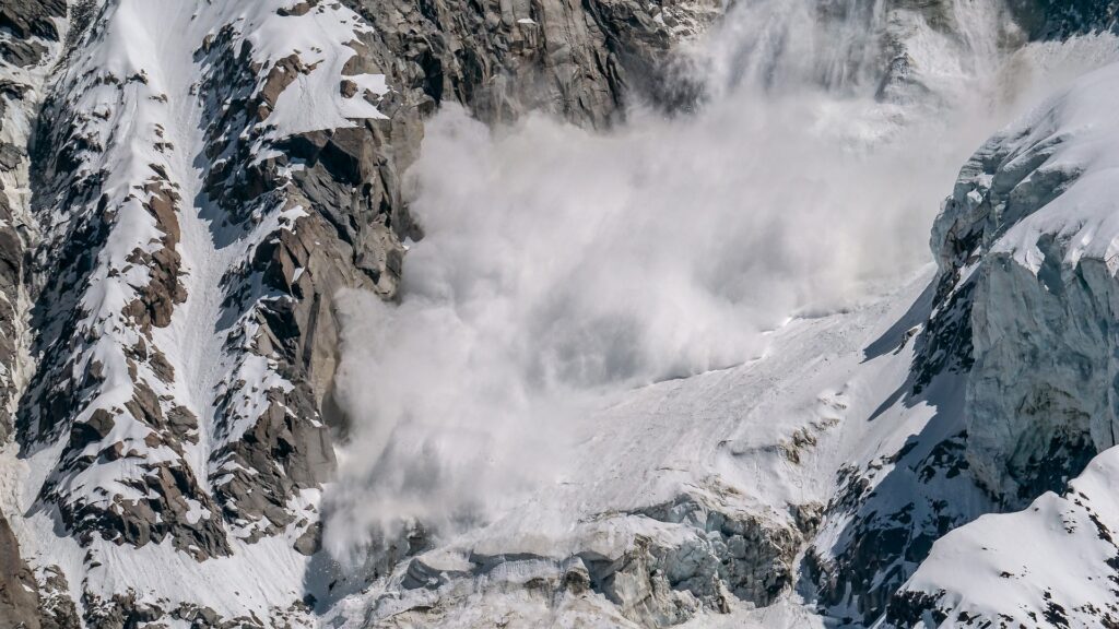 Avalanșă pe Valea Coștilei: o persoană sub zăpadă, intervenție de urgență