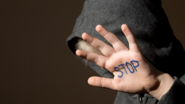 Copiii, victime tăcute ale abuzului: doar 1 din 2 anunță poliția