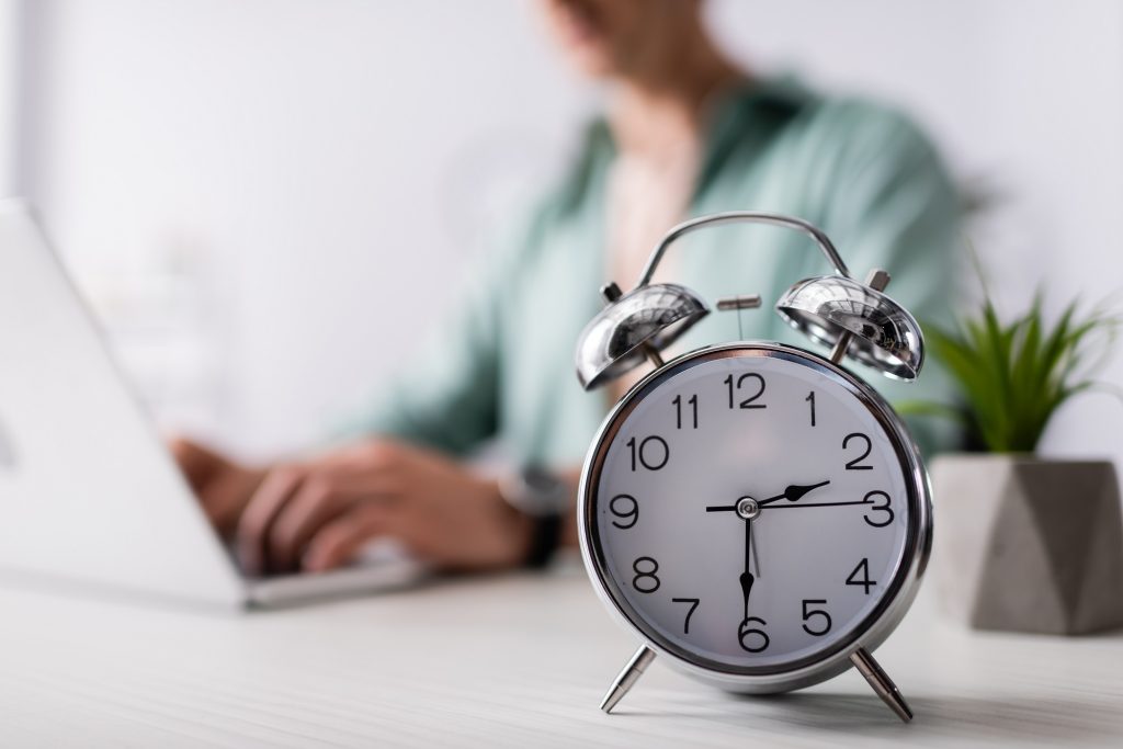 De ce ne lipsește timpul, deși muncim mai puțin decât credem?