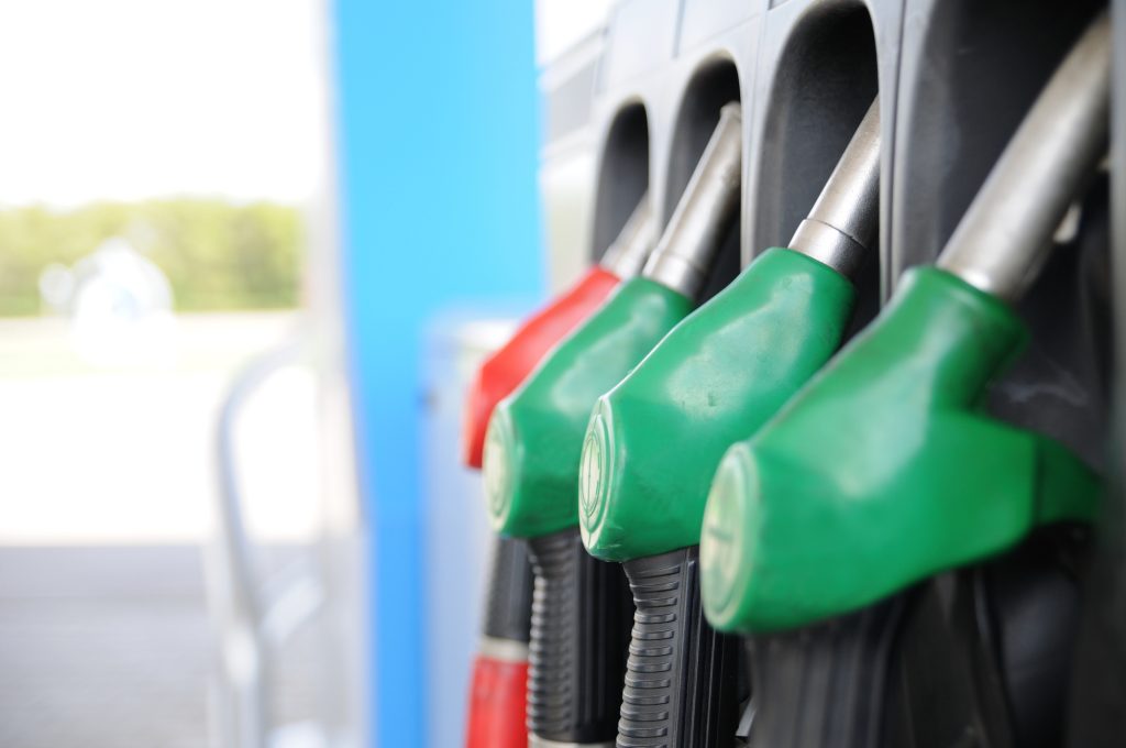 Șoferii fug în străinătate pentru benzină ieftină, un fenomen în creștere