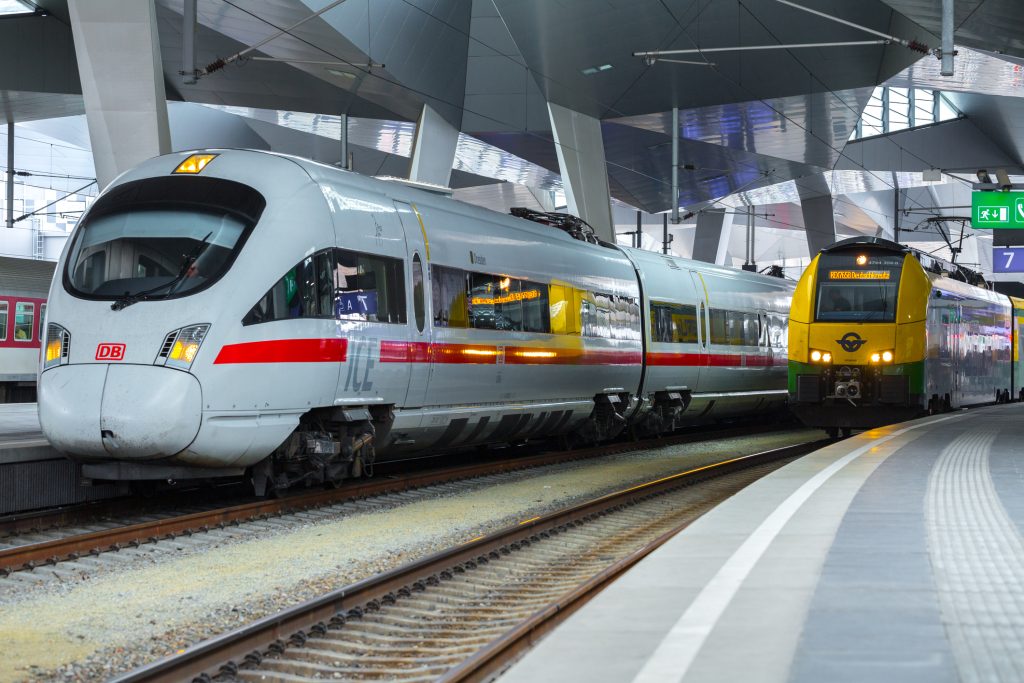 Bolojan: România pierde bani din PNRR, trenurile nu circulă la viteza promisă