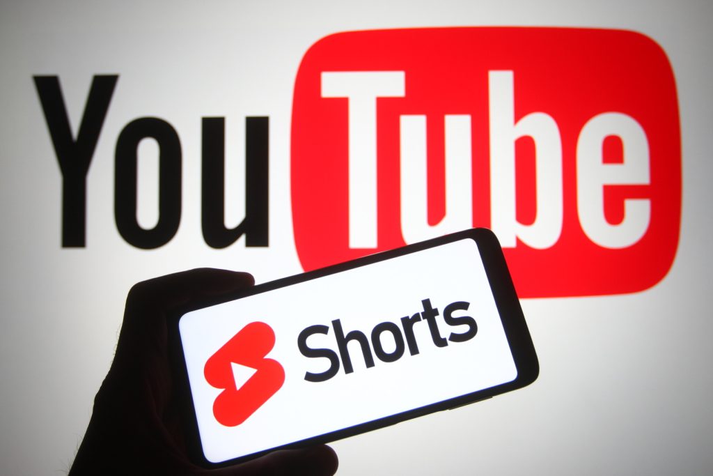 YouTube etichetează automat videoclipurile create cu AI; schimbări pe Shorts și clipurile lungi