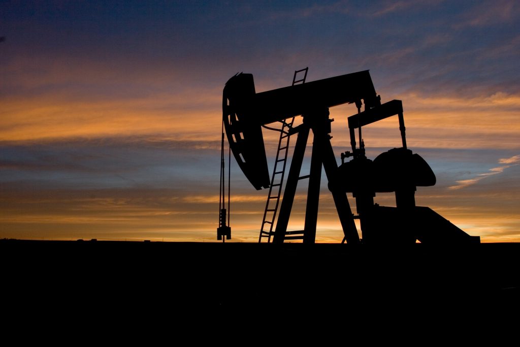 Prețurile petrolului cresc: Stocurile se epuizează, piața în „zona roșie”