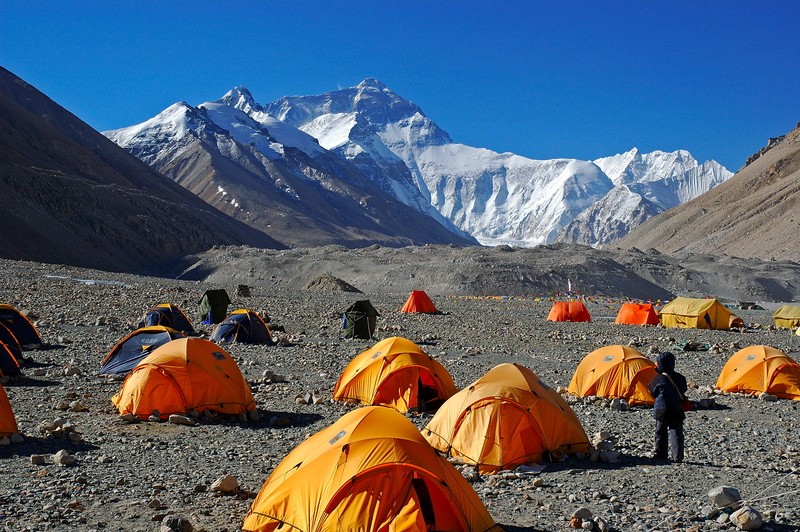 Record pe Everest: aproape 300 de alpiniști urcă într-o singură zi