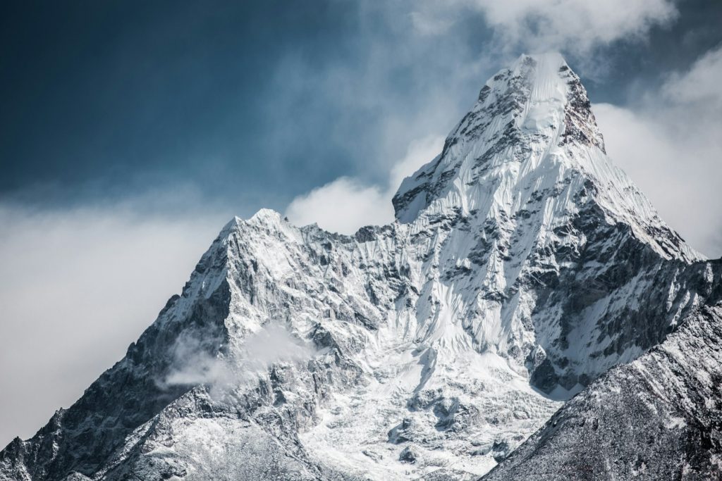 Număr record: 274 de alpiniști pe Everest într-o zi din Nepal