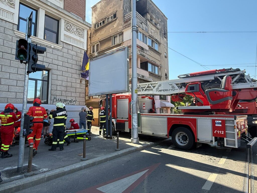Incendiu devastator în Capitală: un apartament în flăcări, o victimă inconștientă